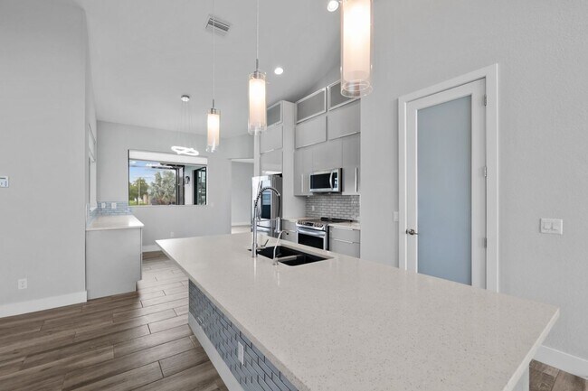 Building Photo - 3106 SW 22nd Ave