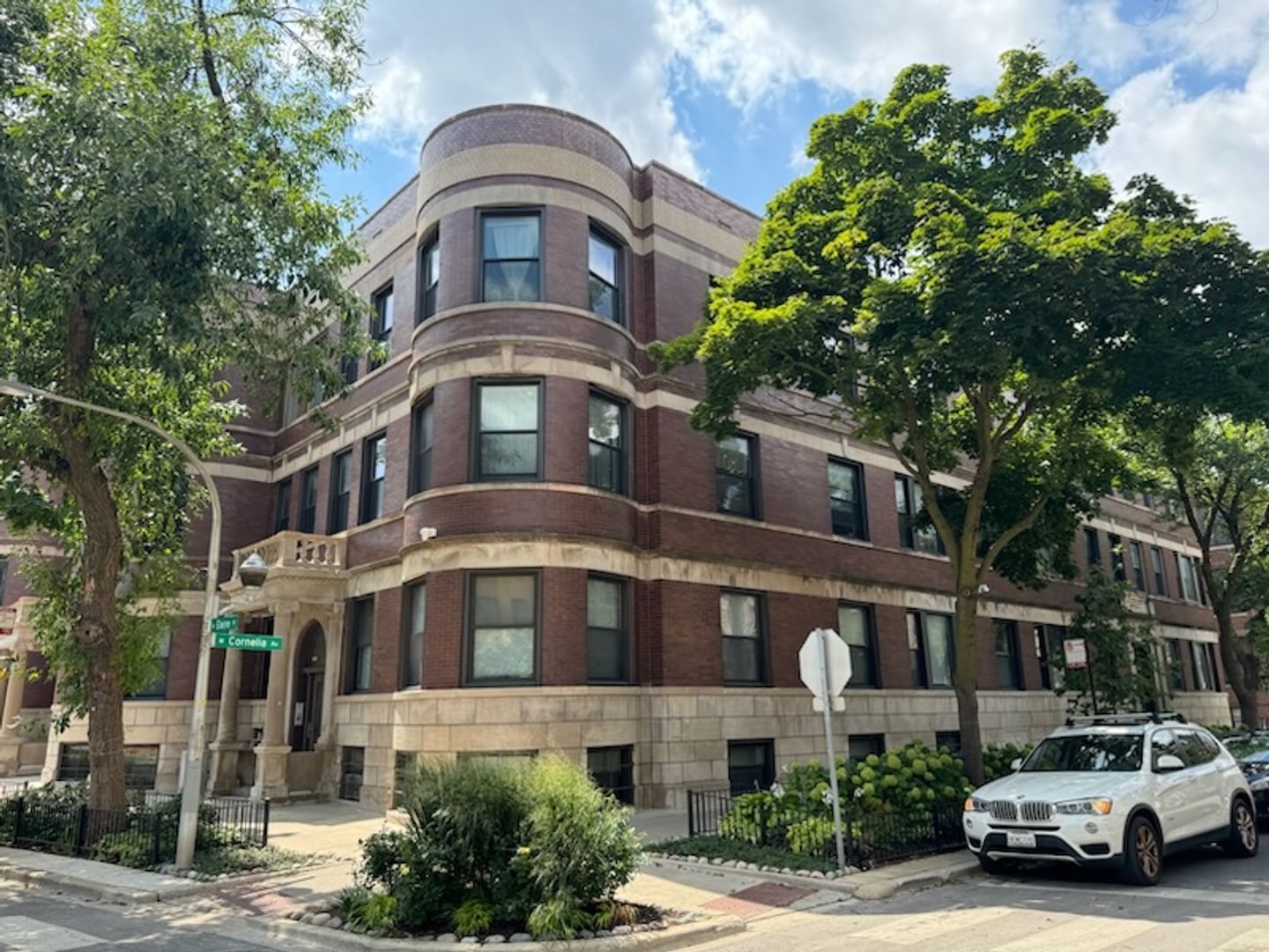Building Photo - 727 W Cornelia Ave