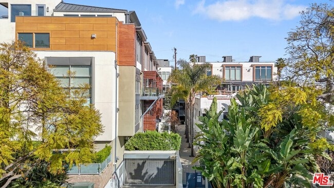 Building Photo - 1250 N Harper Ave