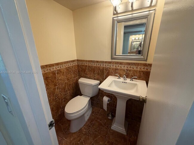 Building Photo - 3069 Cornwall D