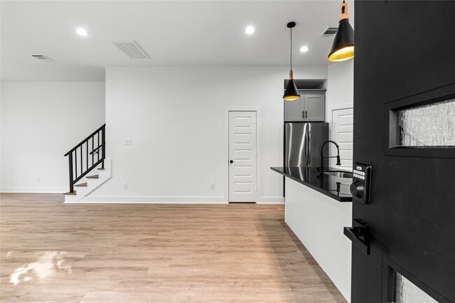 Building Photo - 2213 Lee St