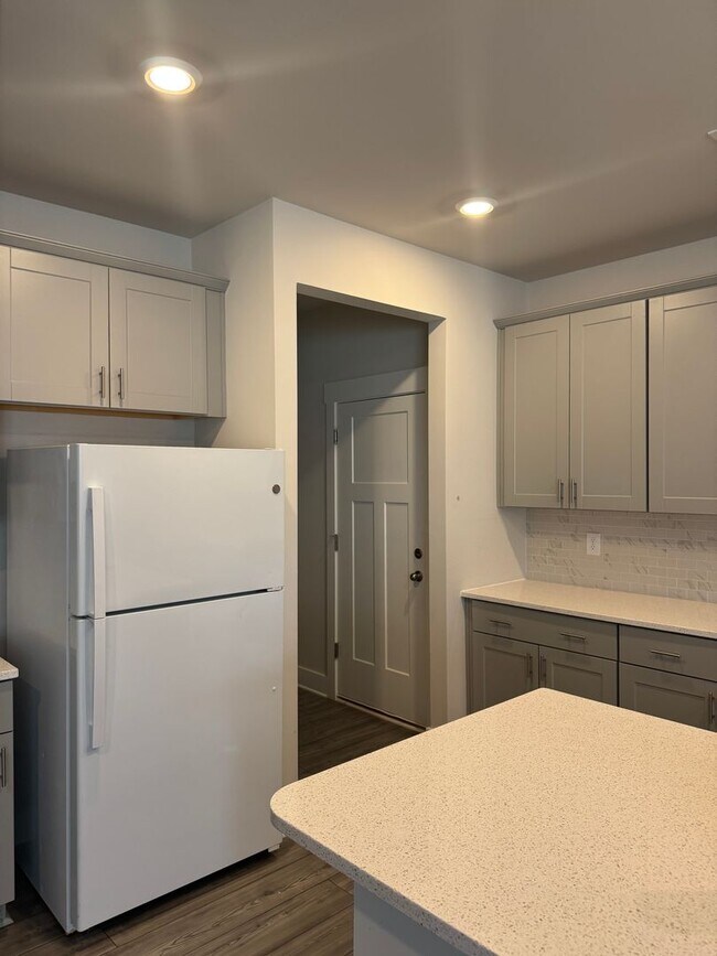 Building Photo - Great Price and location!