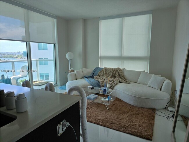 Building Photo - 1900 N Bayshore Dr