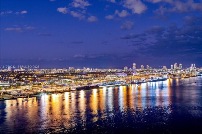 Building Photo - 808 Brickell Key Dr