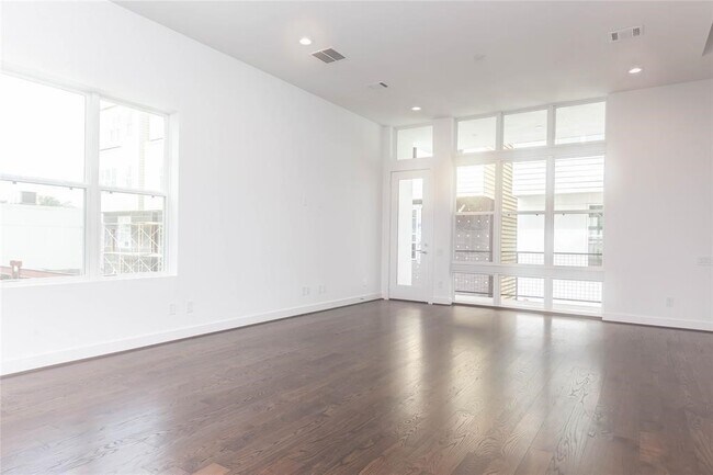 Building Photo - 5868 E Post Oak Ln