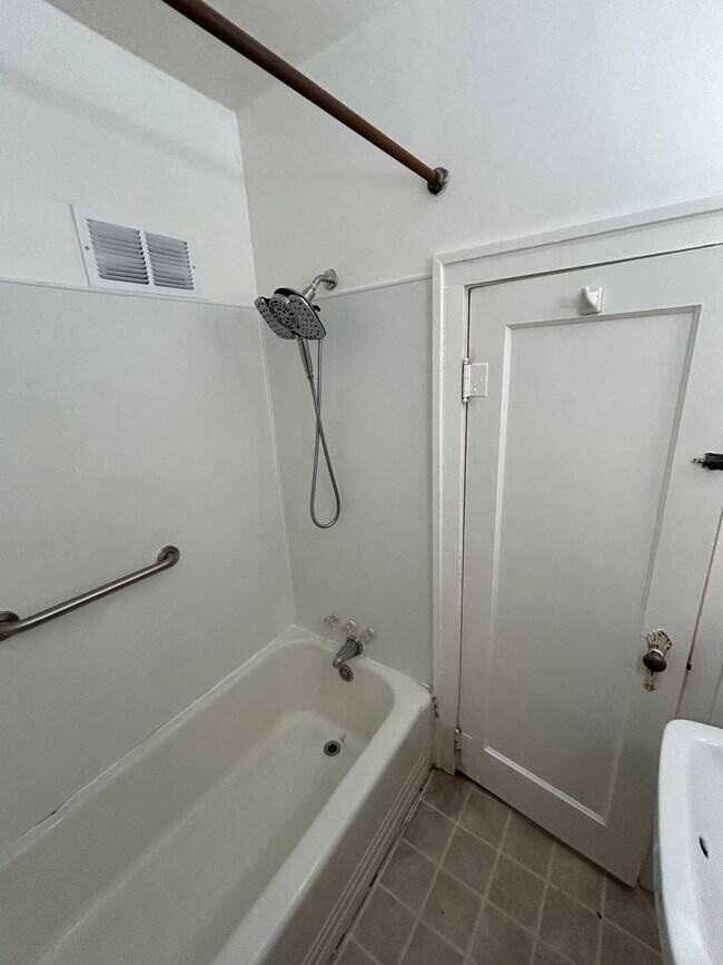 Building Photo - 376 W Washington St