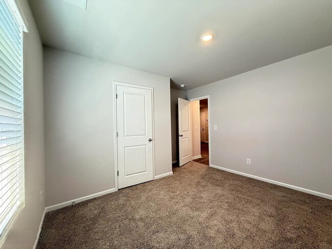 Building Photo - *** Promotion -- Sign lease by January 31 and receive $1000 off first months rent!!  Modern Comfo...