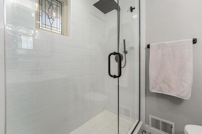 Building Photo - $500 OFF RENT!!!! STUNNING 5BD/3BA Home in...