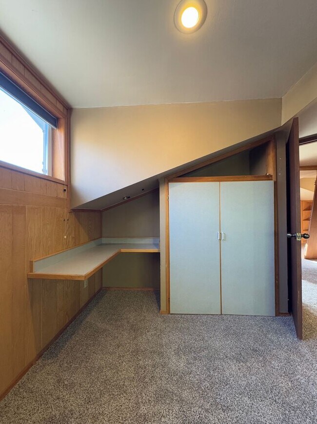 Building Photo - Spacious 6 Bedroom, 3 Bathroom Home Near CWU