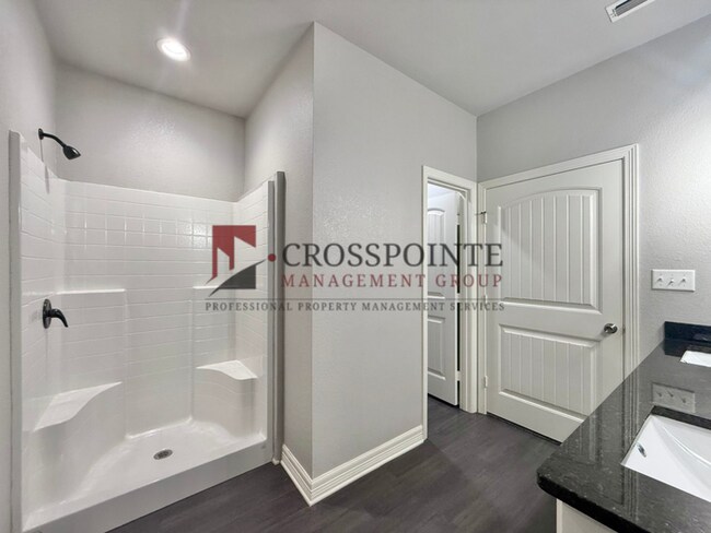 Building Photo - Tour Today! 3 Bedroom, 2 Bathroom Duplex!