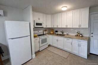 Building Photo - 110 Jericho Tpke