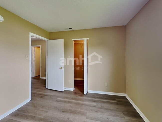 Building Photo - 944 Stonehurst Dr