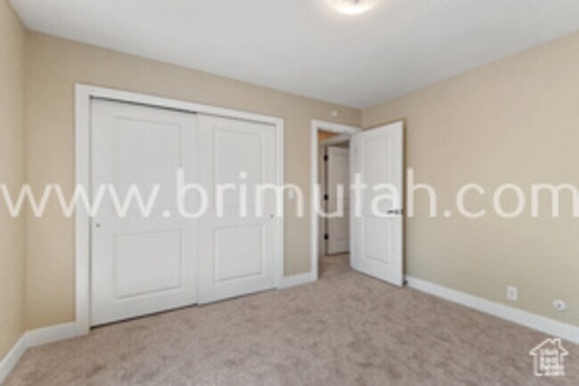 Building Photo - 2572 E Canterbury Ln