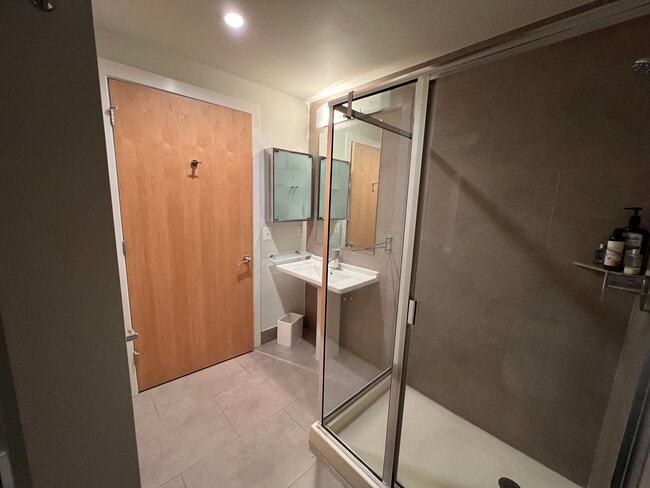 Full Bathroom - 1133 14th St NW