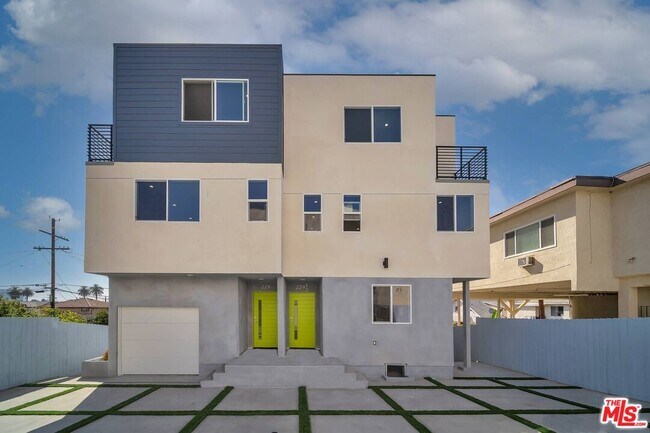 Building Photo - 227 S Park View St