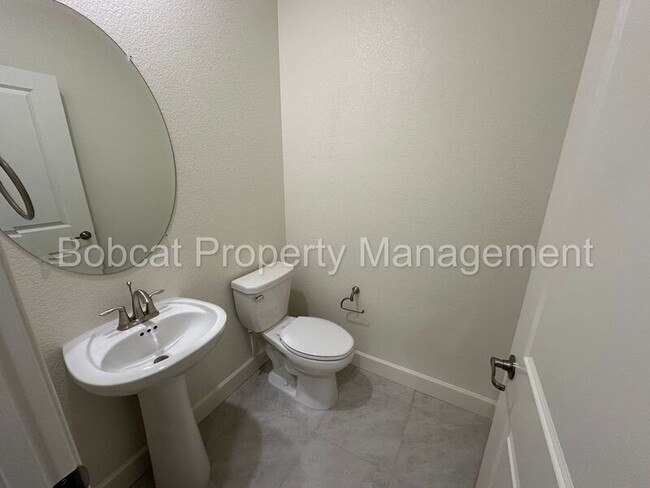 Building Photo - 923 Nelle Dr