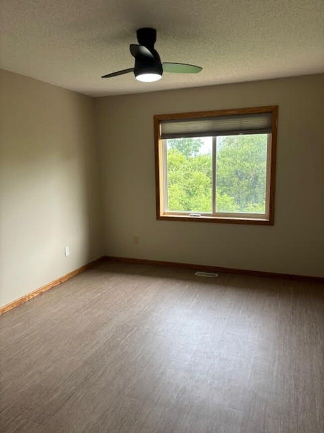 Building Photo - 2 Bedroom 2 Bath Townhome in Rogers!