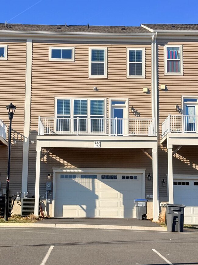 Building Photo - Gorgeous Bright Tri-level Townhome!
