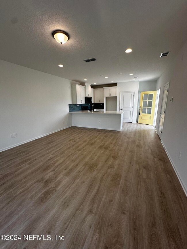 Building Photo - 545 Brandon Lks Dr