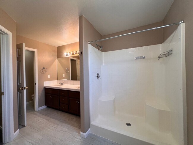 Building Photo - 221 Endeavor Ln