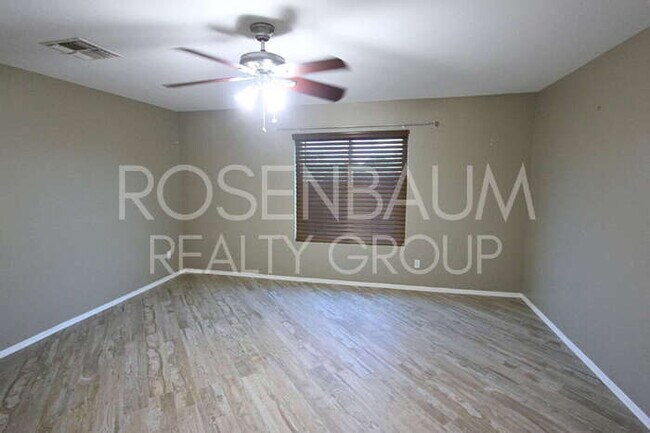 Building Photo - Stunning 4-bedrooms, 3.5 baths home with a...