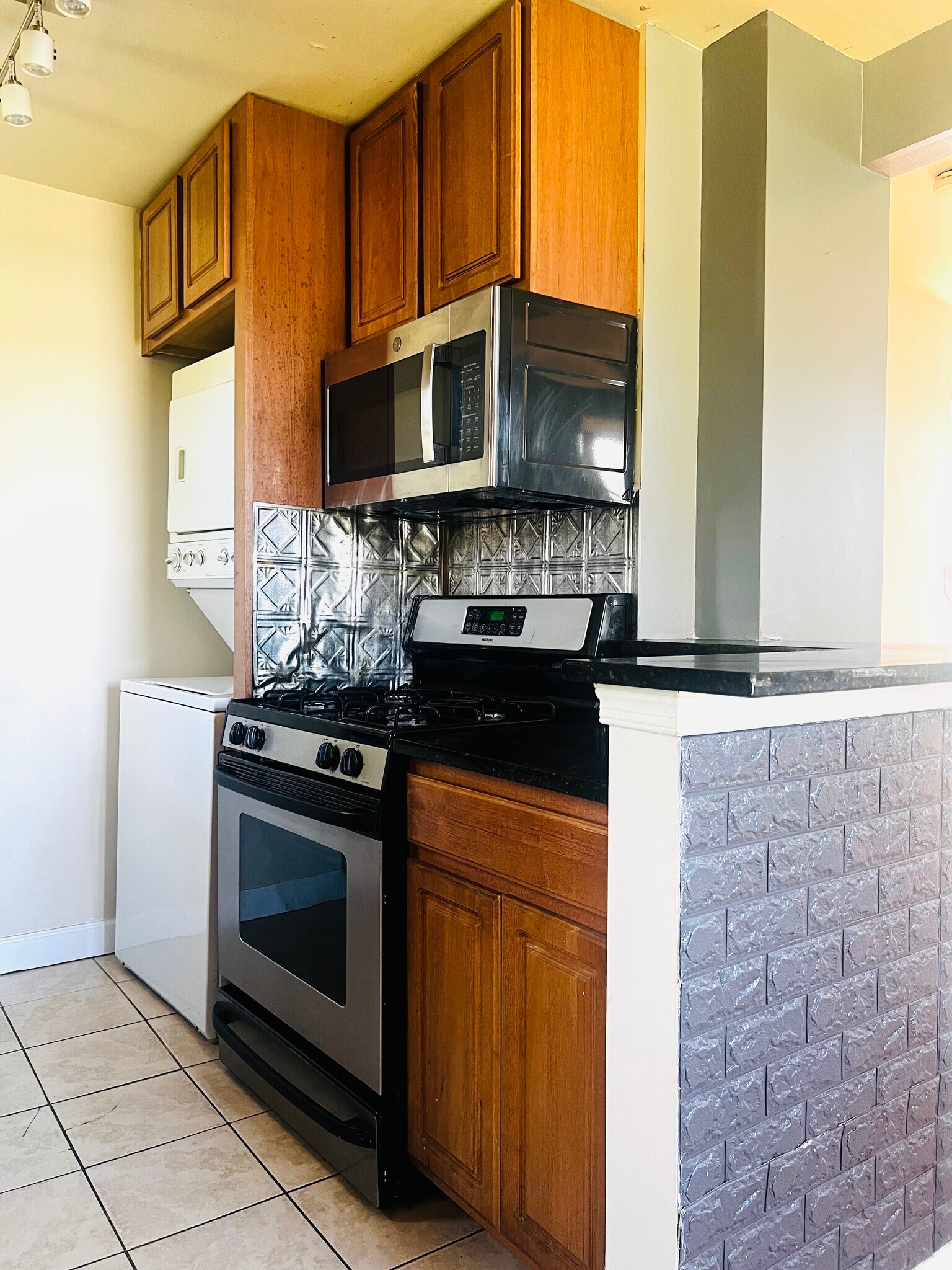 Building Photo - 6900 Hawthorne St