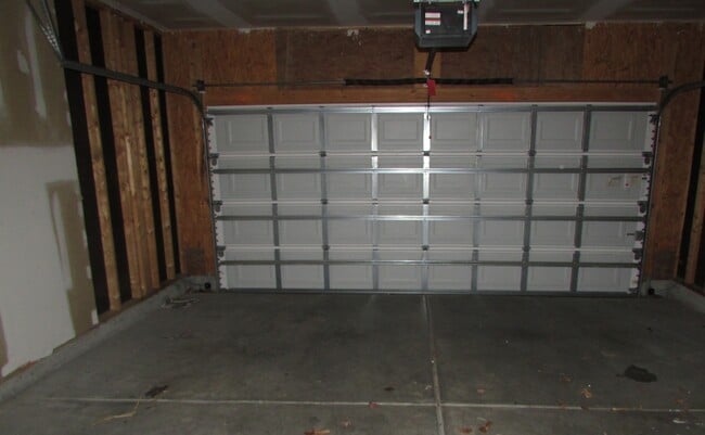 Building Photo - Large Home With Double Car Garage in Catawba Hills