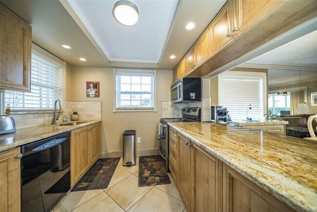 Building Photo - 338 Waterside Dr