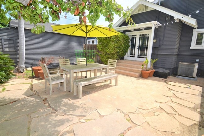 Building Photo - Beautiful Belmont Heights Home with Huge Backyard