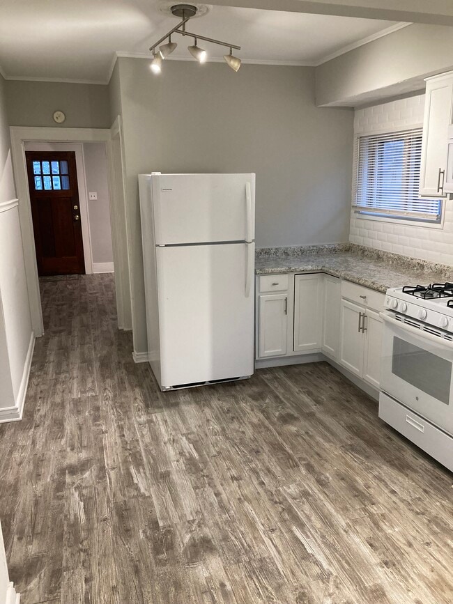 Building Photo - 607 E Farnum Ave