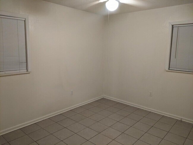 Building Photo - 733 Demaret Dr