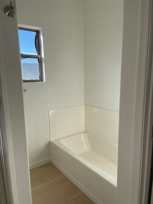 Building Photo - Clean Townhome in Great Location