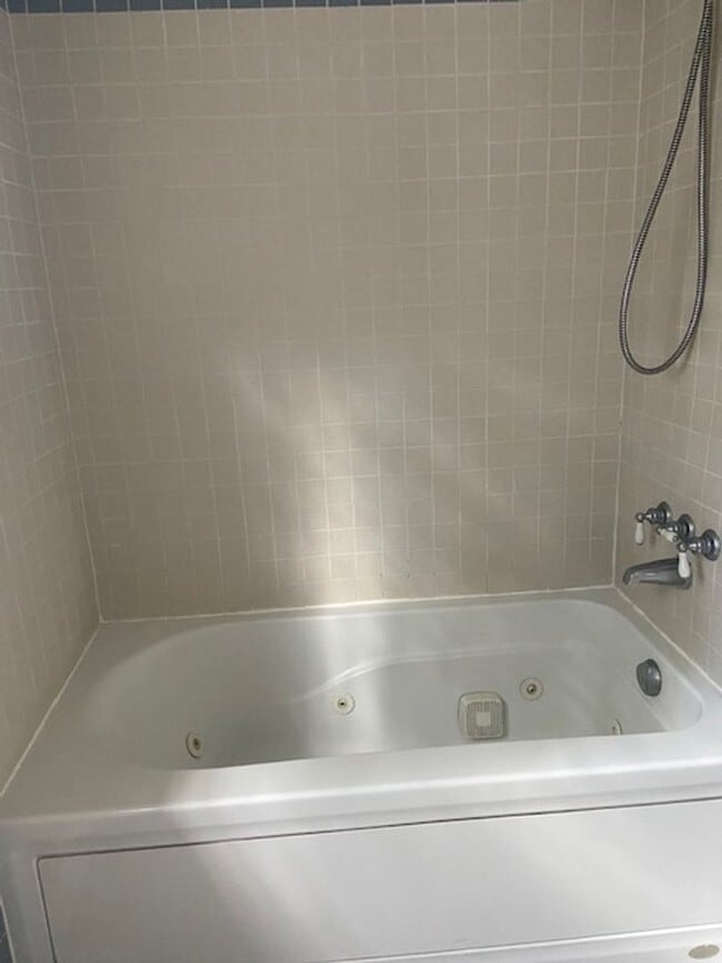 Building Photo - Beautiful 3brm, 2bath Home in Heart of Bur...