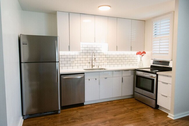 Building Photo - Great 1 Bedroom, 1 Bath with Parking * AC ...