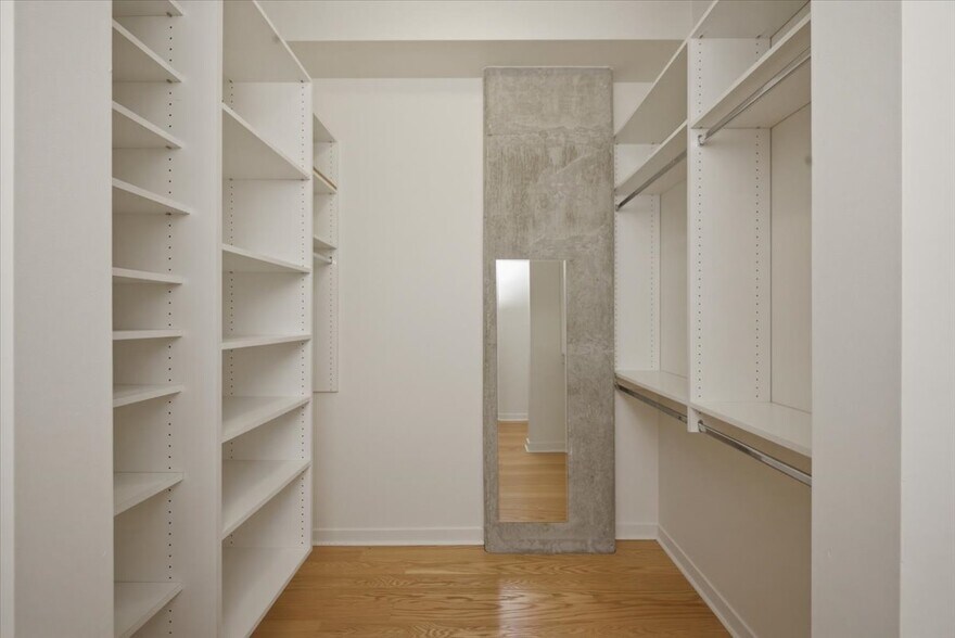 Building Photo - 235 W Van Buren St