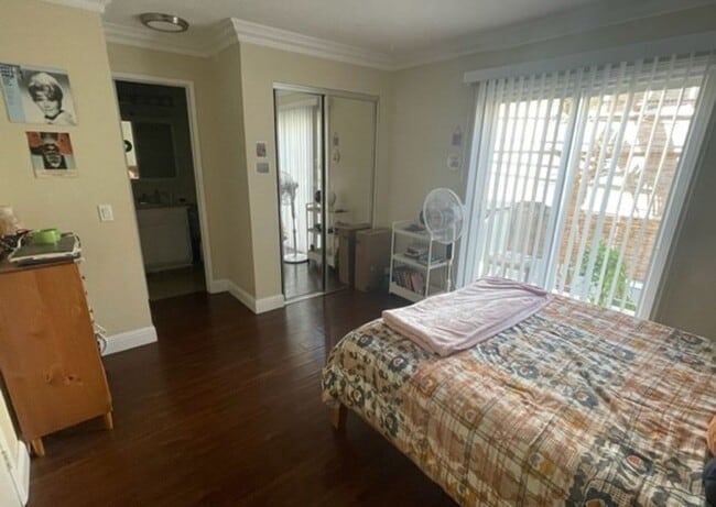 Building Photo - Updated 2nd Floor Corner Unit -3425 E. 15t...