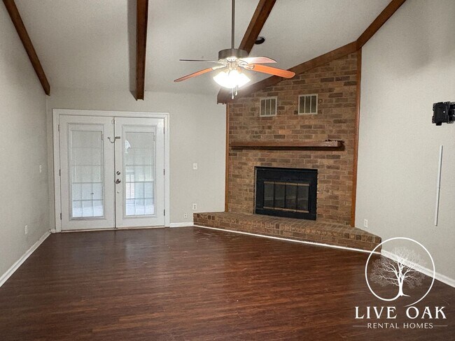 Building Photo - MOVE-IN SPECIAL: $500 OFF 1st MONTH'S RENT!**