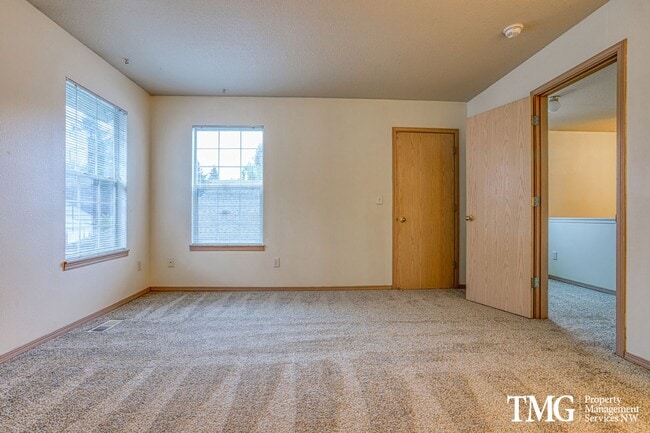 Building Photo - Peaceful 2-bedroom, 2 bath Townhome in thi...