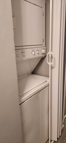 Building Photo - 948 White Oak Dr