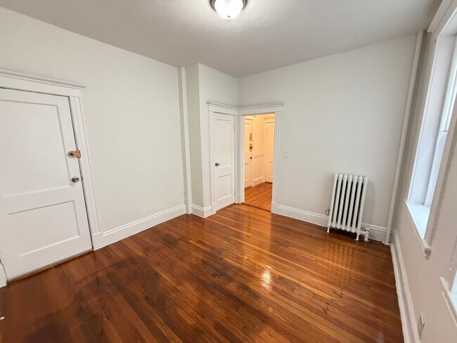 Building Photo - 159 Kelton St