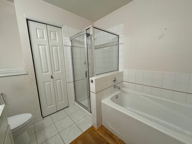 Building Photo - Beautiful 3 bedroom, 2.5 bathroom home in ...