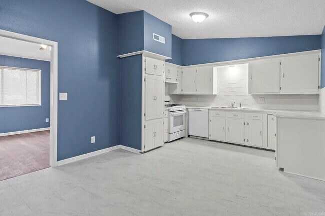 Building Photo - 2502 N Lakeview