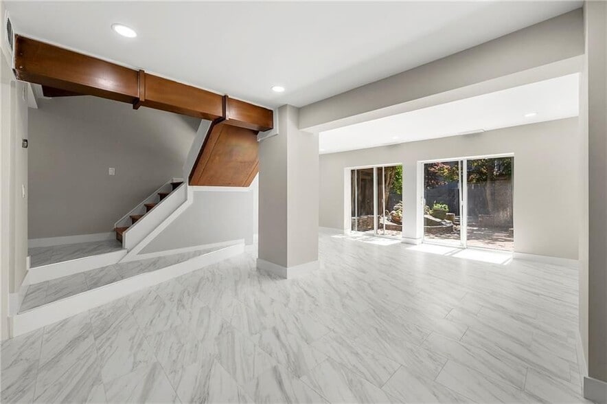 Building Photo - 1009 Riverbend Club Dr SE