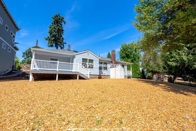 Building Photo - Updated Three Bedroom Home in Milwaukie - Large Fenced Yard! DEPOSIT SPECIAL