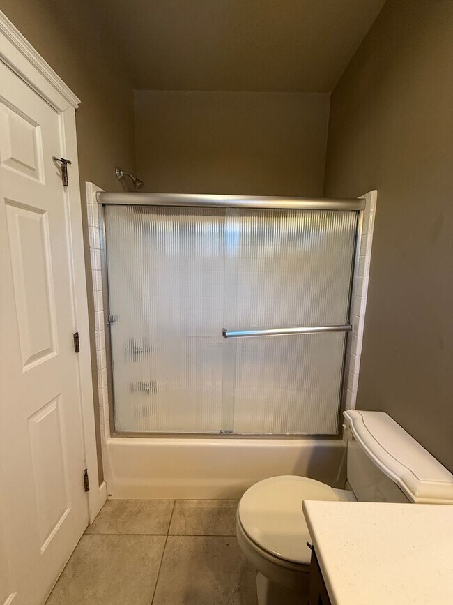 Building Photo - B11110E