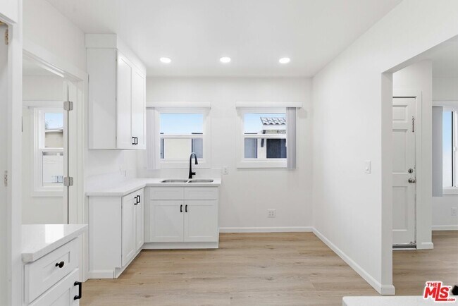 Building Photo - 580 W 15th St