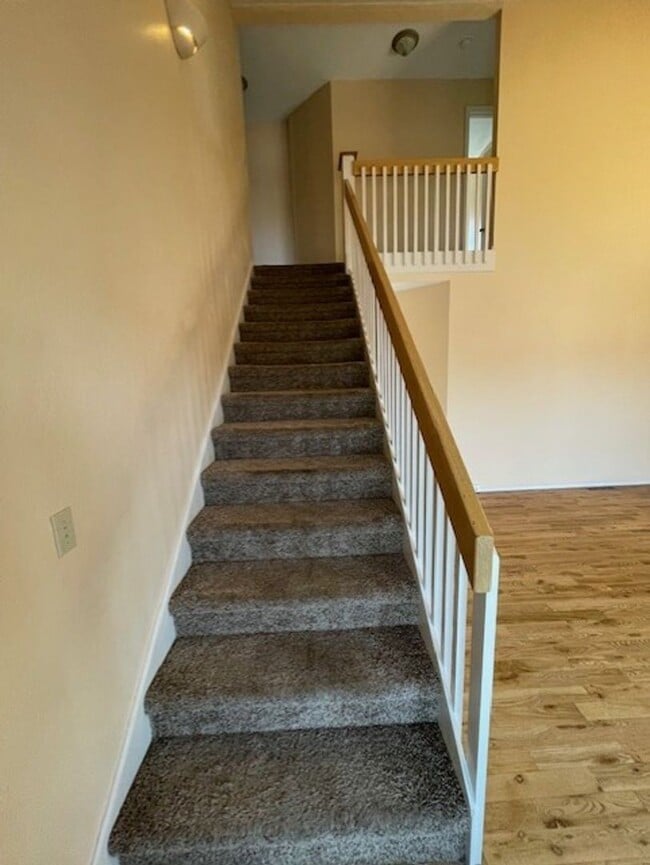Building Photo - 4 Bedroom Home in SE Springfield!