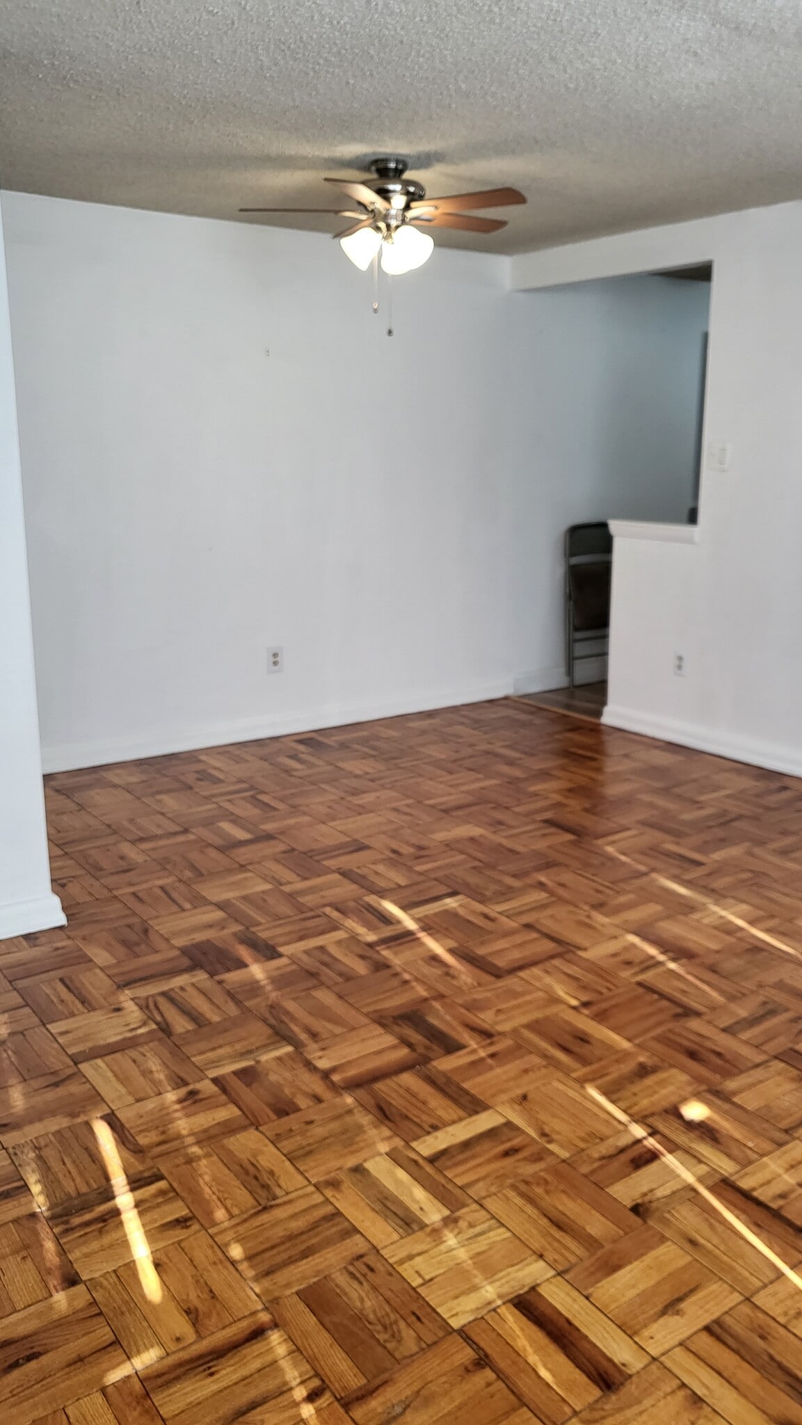 Dining area - 1030 E Lancaster Ave