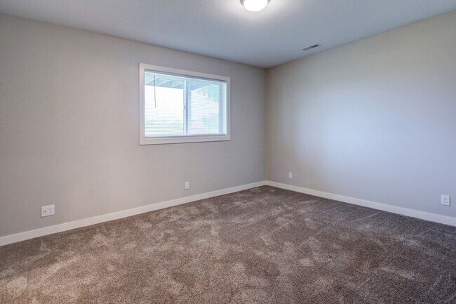 Building Photo - Spacious 2 Bed/2 Bath Condo in Prime Location