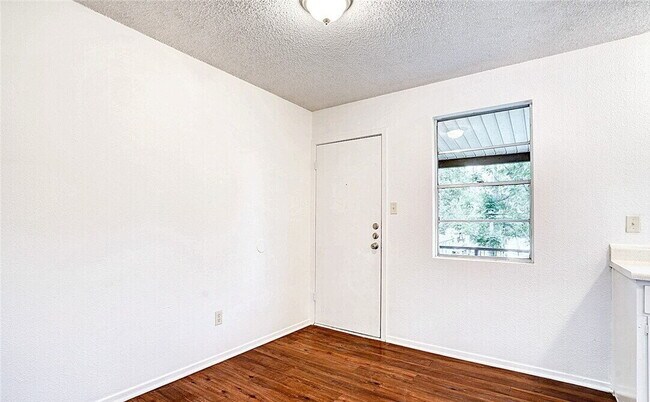 Building Photo - 728 Martindale Rd
